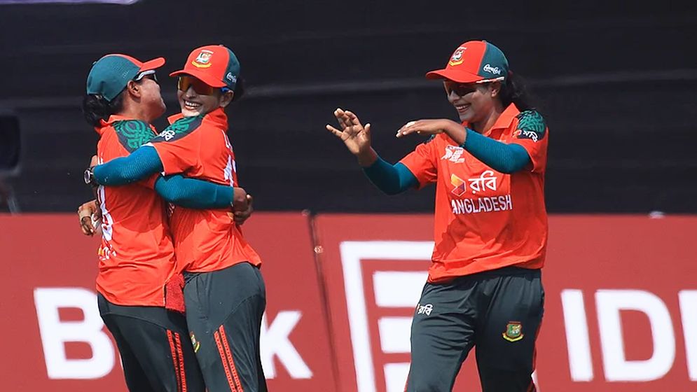 পাকিস্তানকে গুঁড়িয়ে ফাইনালে বাঘিনীরা