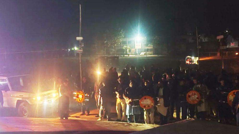 বিদ্যুৎ নেই, গাড়ির হেডলাইটে শহীদ মিনারে ফুল