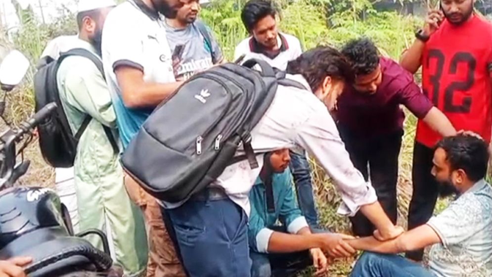 গুলি ছুড়ে টাকার ব্যাগ ছিনতাই