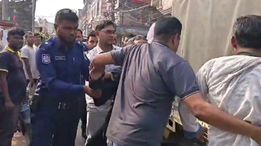 শহিদ মিনারে ‘জয় বাংলা’ স্লোগান, ২ জন আটক