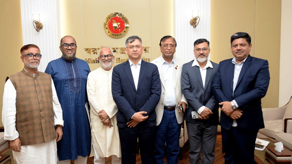 স্বরাষ্ট্রমন্ত্রীর সঙ্গে নবনিযুক্ত ছয় সিটি প্রশাসকের সৌজন্য সাক্ষাৎ  