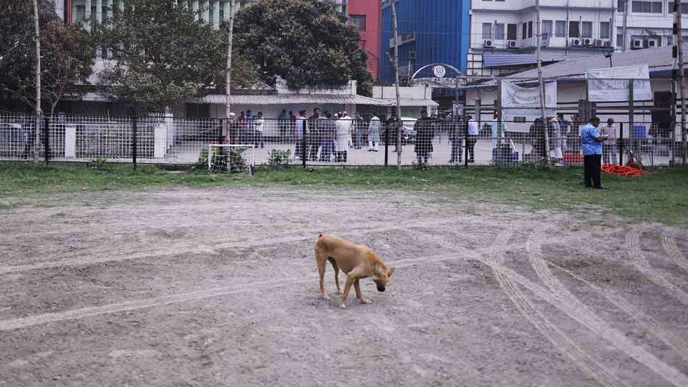 বকেয়া বেতনের দাবিতে ধর্মঘটে ফুটবলাররা