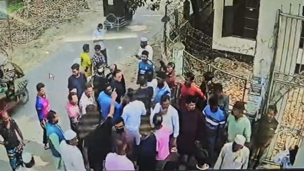 বেদীতে ফুল দেওয়া নিয়ে বিএনপির দুই পক্ষের হাতাহাতি