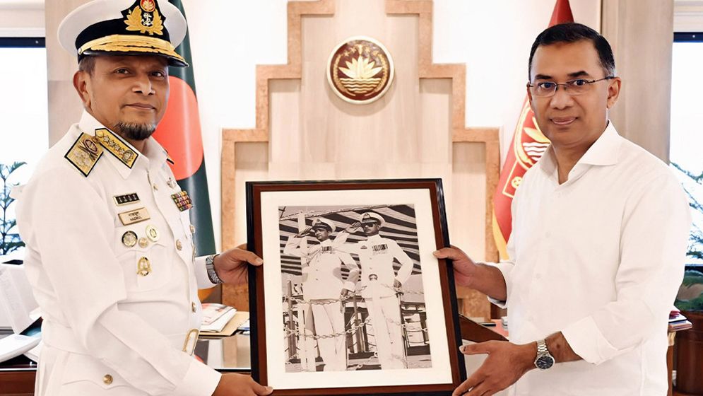 প্রধানমন্ত্রীর সঙ্গে নৌবাহিনী প্রধানের সৌজন্য সাক্ষাৎ