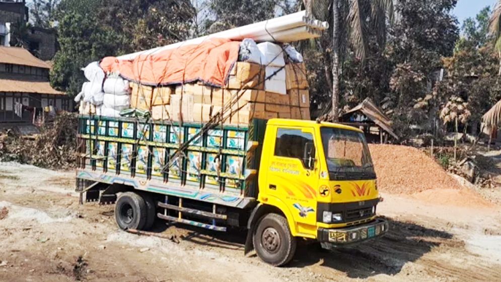 কালভার্টে ট্রাক বিকল, ২১ জেলায় যান বন্ধ