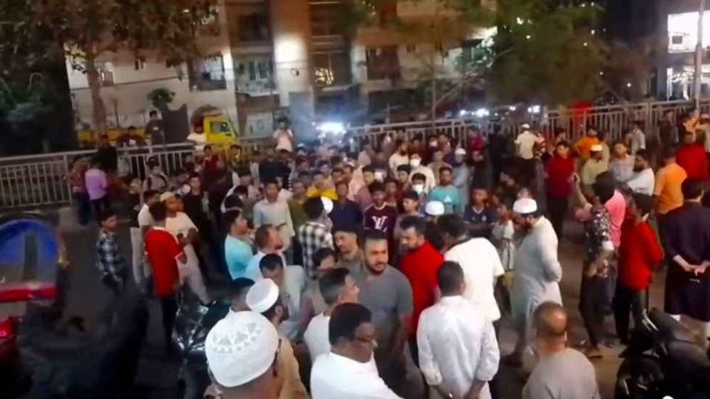 থানা ঘেরাও করে ব্যবসায়ী-জনতার বিক্ষোভ  