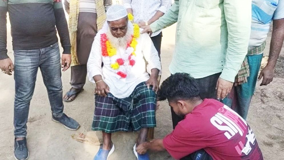 ১৭ বছর পর জুতা পায়ে দিলেন বিএনপি নেতা