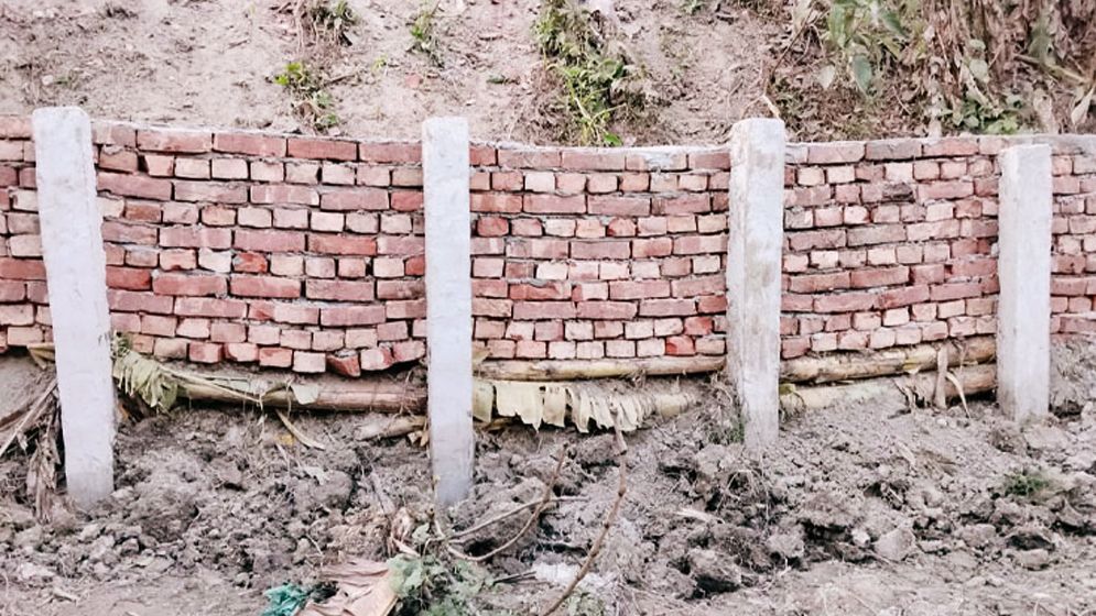 গাইডওয়াল নির্মাণে কলাগাছের ওপর ইটের গাঁথুনি!
