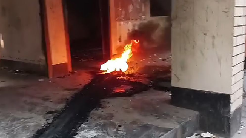 কার্যালয়ে আগুন, আওয়ামী লীগের বিক্ষোভ