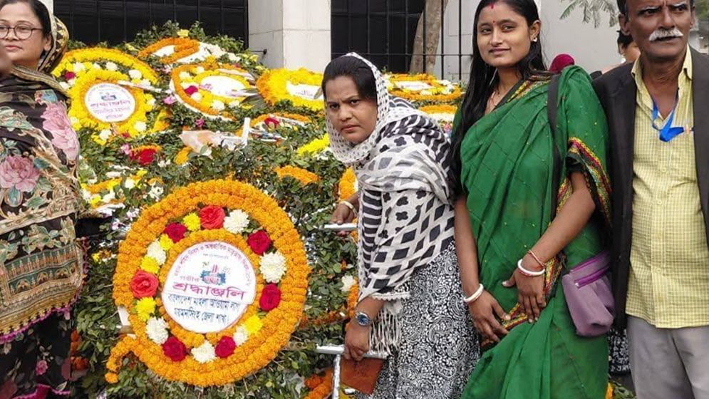 মহিলা আওয়ামী লীগের শহীদ বেদীতে পুষ্পস্তবক অর্পণ