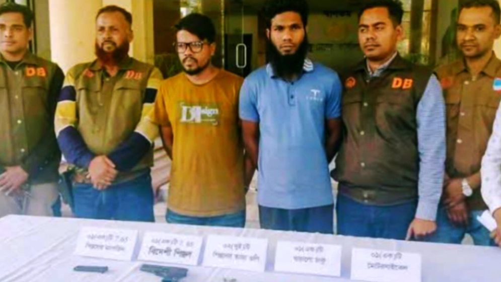 যশোরে অস্ত্র-গুলিসহ ২ জন গ্রেফতার