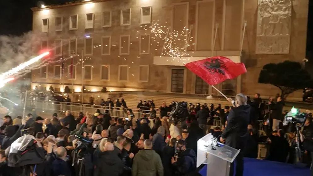 প্রধানমন্ত্রীর পদত্যাগের দাবিতে বিক্ষোভ, ব্যাপক ধড়পাকড়