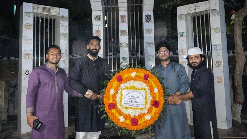 শহীদ মিনারে ফুল দিলো ‘নিষিদ্ধ’ ছাত্রলীগ