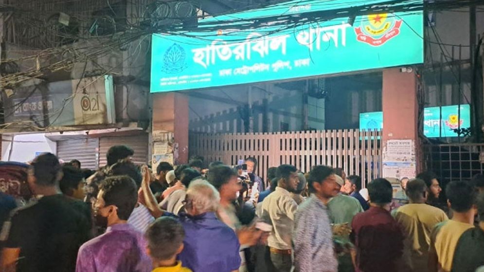 হাতিরঝিল থানা ঘেরাও, স্থানীয়দের বিক্ষোভ  