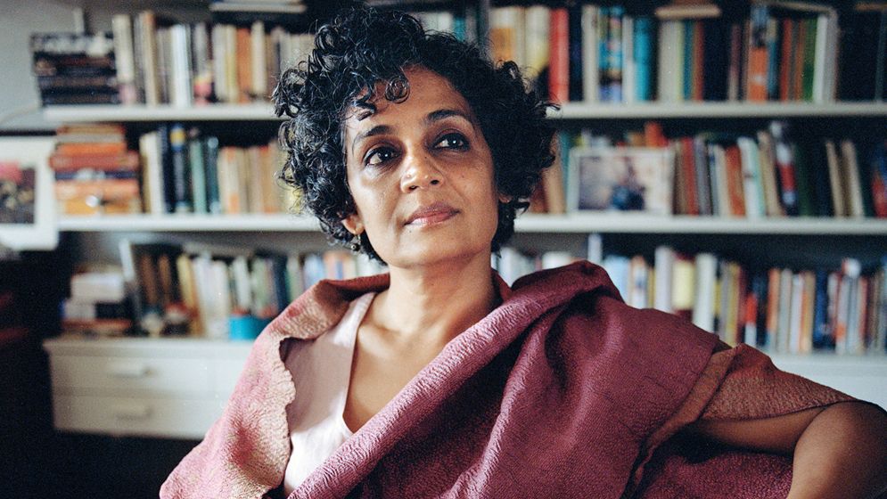 বার্লিন চলচ্চিত্র উৎসব থেকে সরে দাঁড়ালেন অরুন্ধতী রায়