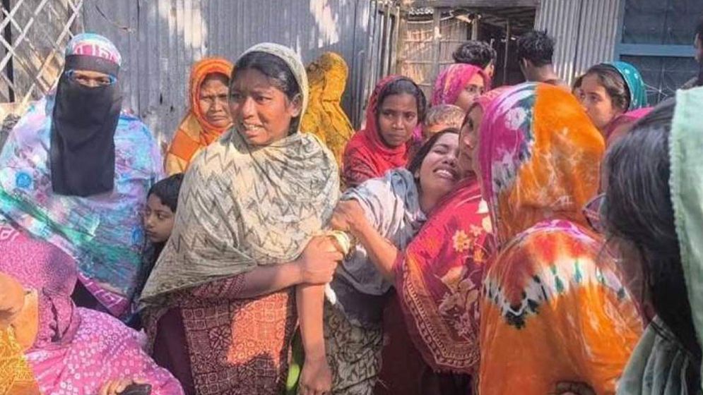 দাদির মরদেহ পড়েছিল বাড়ির উঠানে, সরিষাক্ষেতে নাতনির