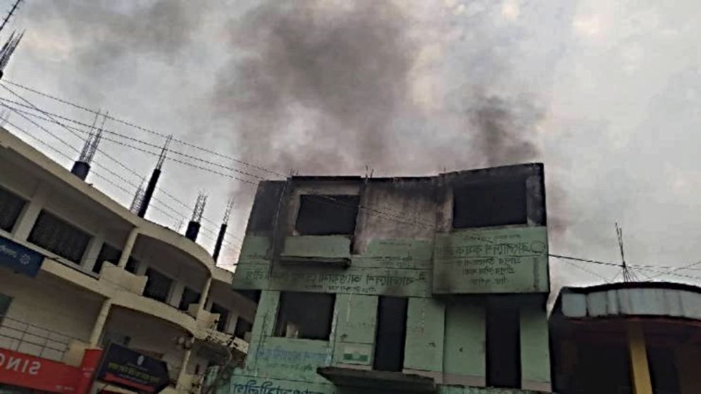 ‘পরিত্যাক্ত’ আওয়ামী লীগ কার্যালয়ে রহস্যময় আগুন