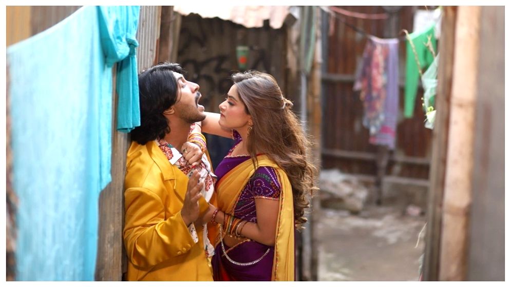 রূপের ঝলকে গোলাপী তানজিন তিশা