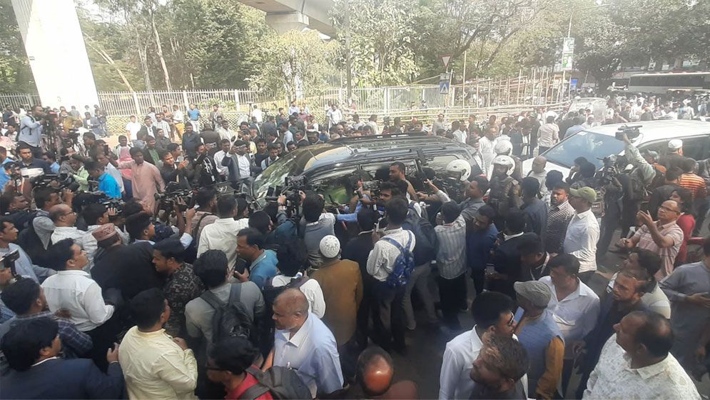 শপথ নিতে সংসদ ভবনে প্রবেশ করেছেন জামায়াতের আমির