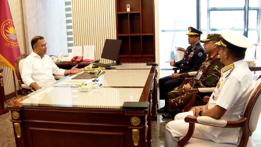 প্রধানমন্ত্রীর সঙ্গে তিন বাহিনী প্রধানের সাক্ষাৎ