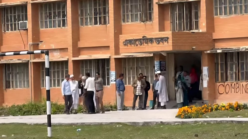 পরীক্ষা বর্জনে উত্তাল পবিপ্রবি