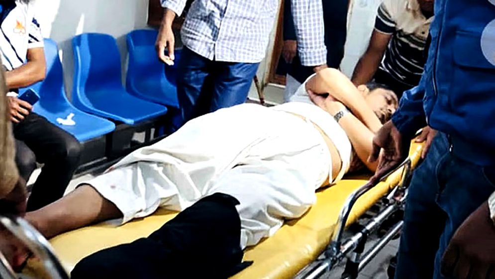 এসআই বাবার পিস্তল নিয়ে খেলছিল ছেলে, গুলি বের হয়ে আহত বাবা