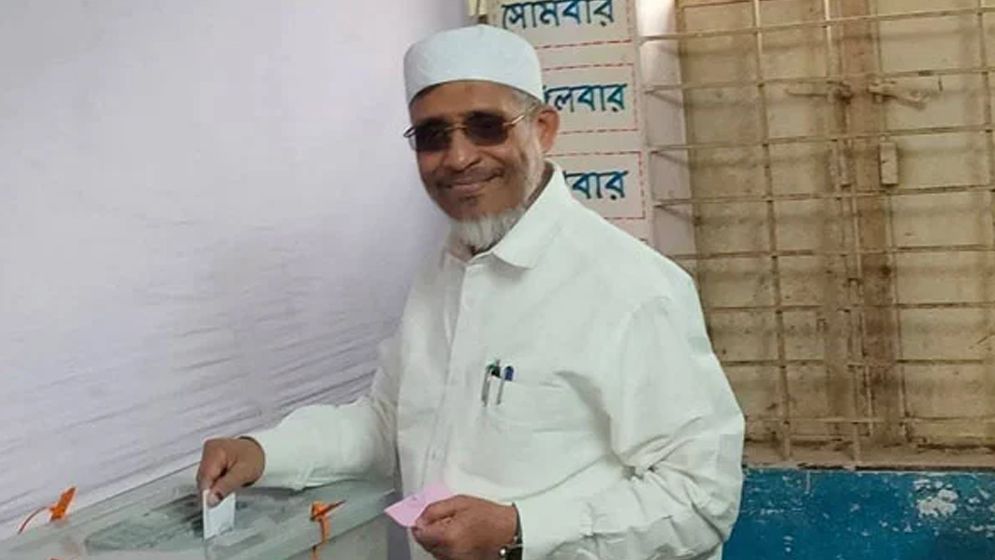ভোট দিলেন লুৎফুজ্জামান বাবর
