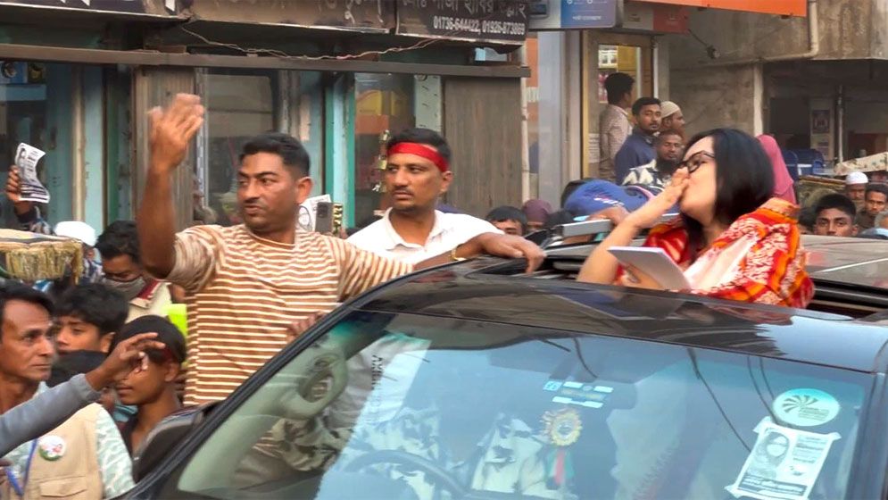 ভোটারদের উদ্দেশে ‘ফ্লাইং কিস’ রুমিন ফারহানার