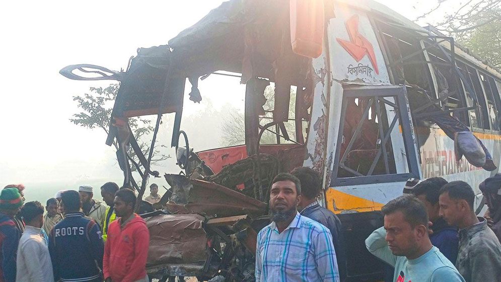 পাবনা-ঢাকা মহাসড়কে দুই বাসের মুখোমুখি সংঘর্ষে নিহত ২