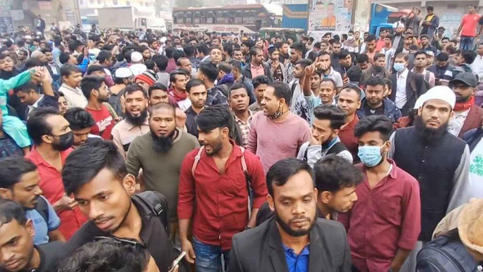 গাজীপুরে বাড়তি ভাড়ার প্রতিবাদে সড়ক অবরোধ