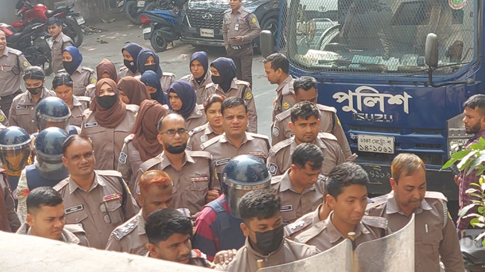 বিমানের সাবেক এমডির ৫ ও স্ত্রীর ৭ দিনের রিমান্ড