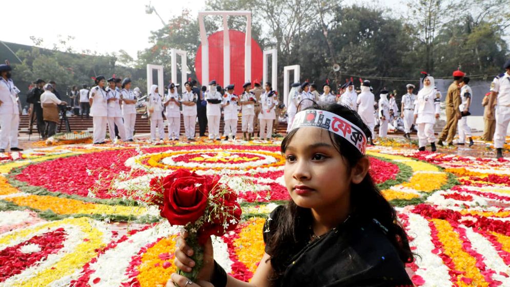 ফুলে ফুলে ভরা কেন্দ্রীয় শহীদ মিনার, ভাষা শহীদদের প্রতি মানুষের শ্রদ্ধা