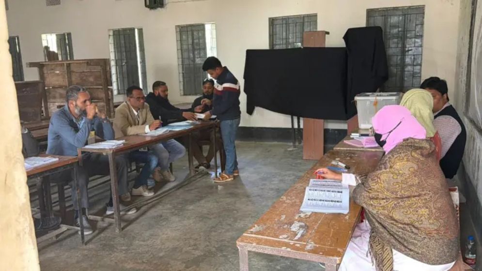 সারাদেশে ভোট উৎসব, গোপালগঞ্জে ভিন্ন চিত্র