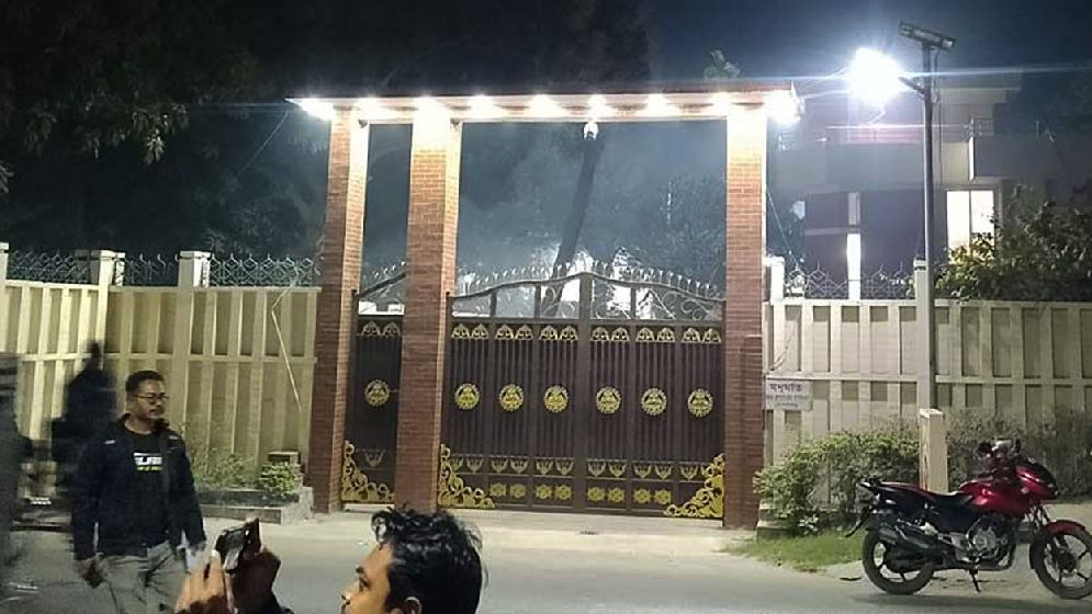 ডিসির বাসভবনের সামনে ককটেল বিস্ফোরণ