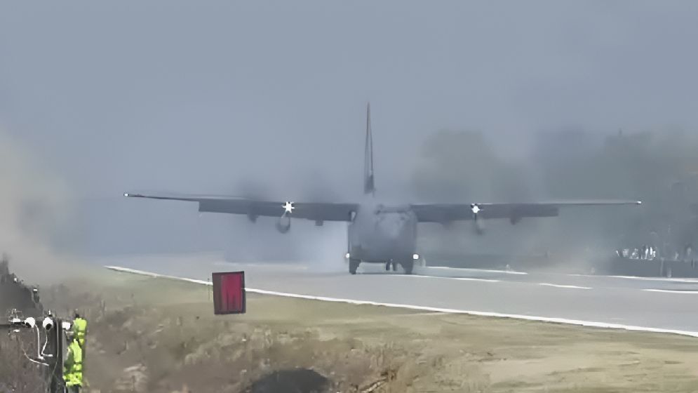 অসমে জাতীয় সড়কেই নামল মোদীর বিমান