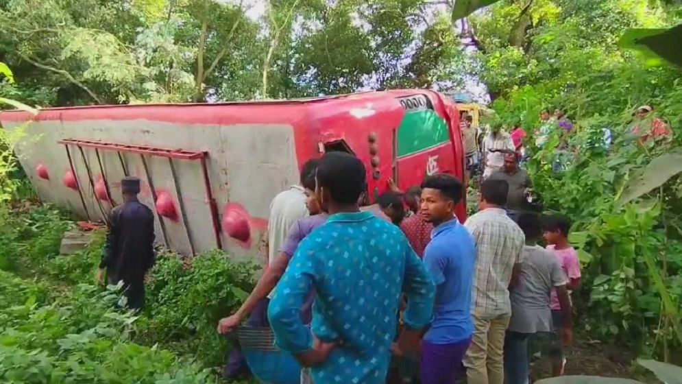 ওভারটেকিংয়ের নেশায় বাস খাদে, আহত ১৫