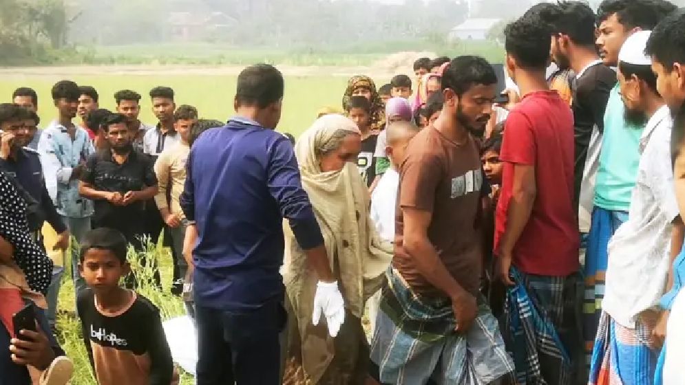 বাবার কোল থেকে ছিনিয়ে নিয়ে কিশোরীকে হত্যা