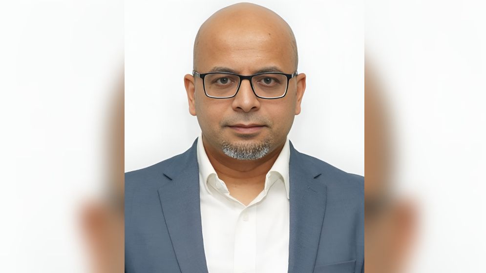 দেশ ছেড়েছেন ফয়েজ আহমেদ