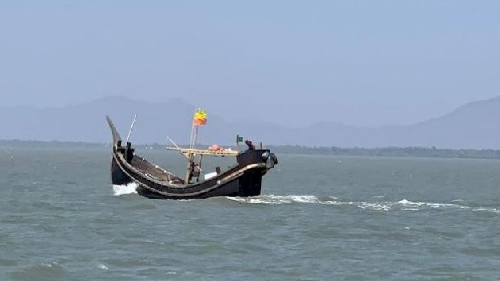 হ্যান্ডকাফ পরা অবস্থায় নদীতে লাফিয়ে নিখোঁজ জেলে 