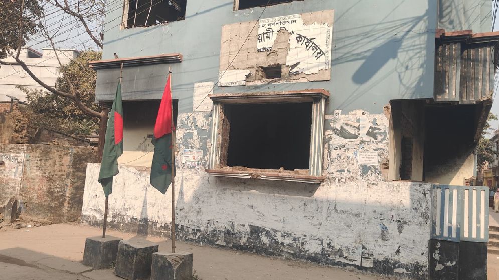 শপথের দিন আ’লীগ অফিসে উড়ল পতাকা