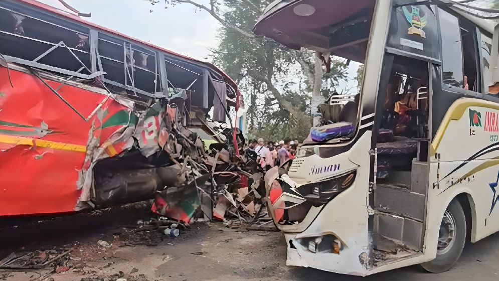 দুই বাসের মুখোমুখি সংঘর্ষে হতাহত ১৪