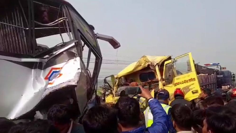 বাস–ট্রাক মুখোমুখি সংঘর্ষ, আহত ১৯