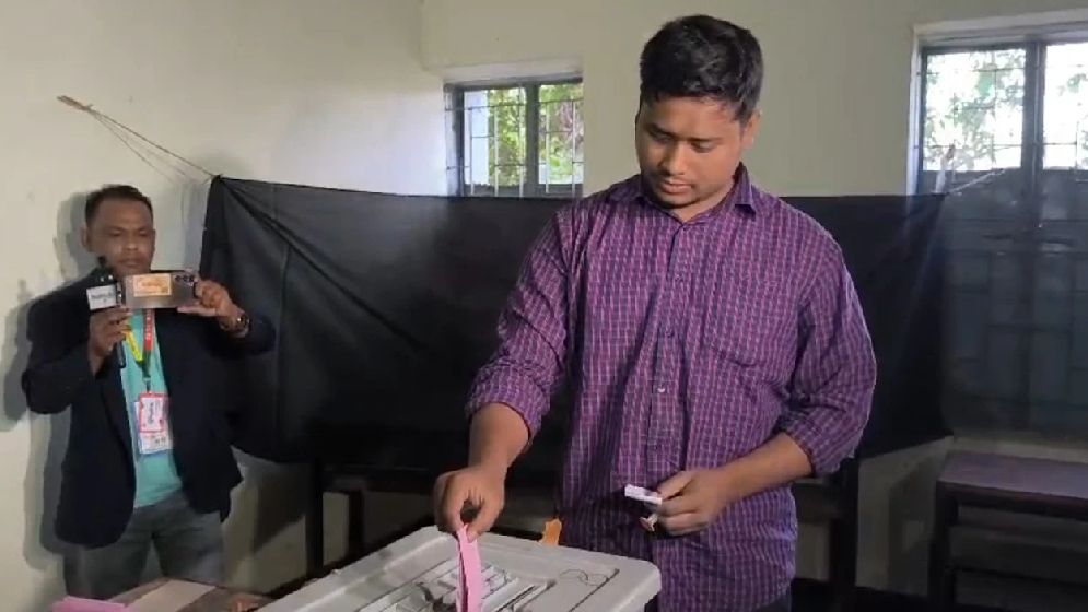 ৪৬ কেন্দ্রে তিনগুণেরও বেশি ভোটে এগিয়ে হাসনাত