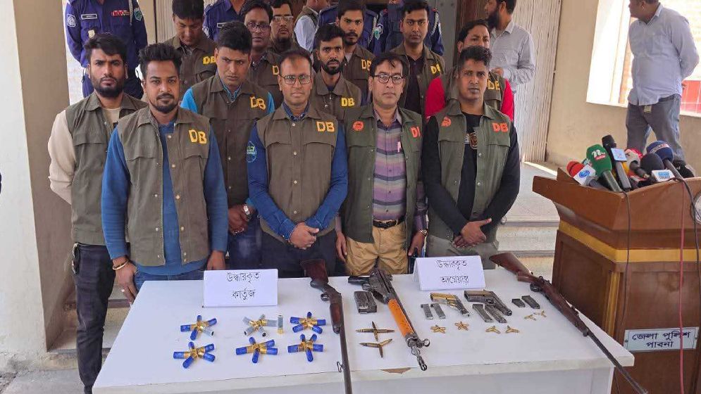 পাবনায় বিশেষ অভিযানে আগ্নেয়াস্ত্রসহ গ্রেপ্তার ৩