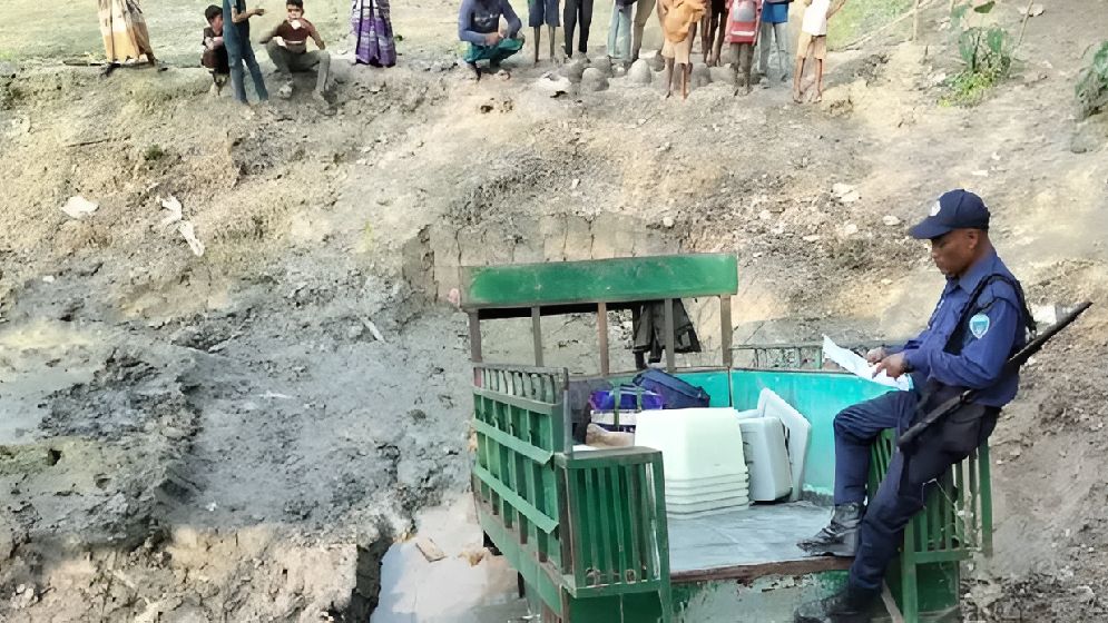 কেন্দ্রে যাওয়ার পথে খাদে নির্বাচনি পিকআপ, আহত ৩