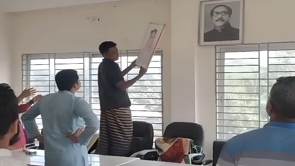 আওয়ামী লীগ কার্যালয়ের তালা খুললো চেয়ারম্যান, মারলো ছাত্রদল