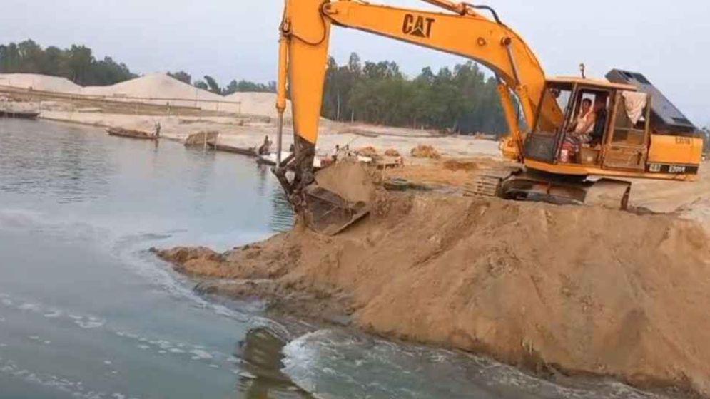 অবৈধ বালু কারবারিদের গুলিতে আহত ৭