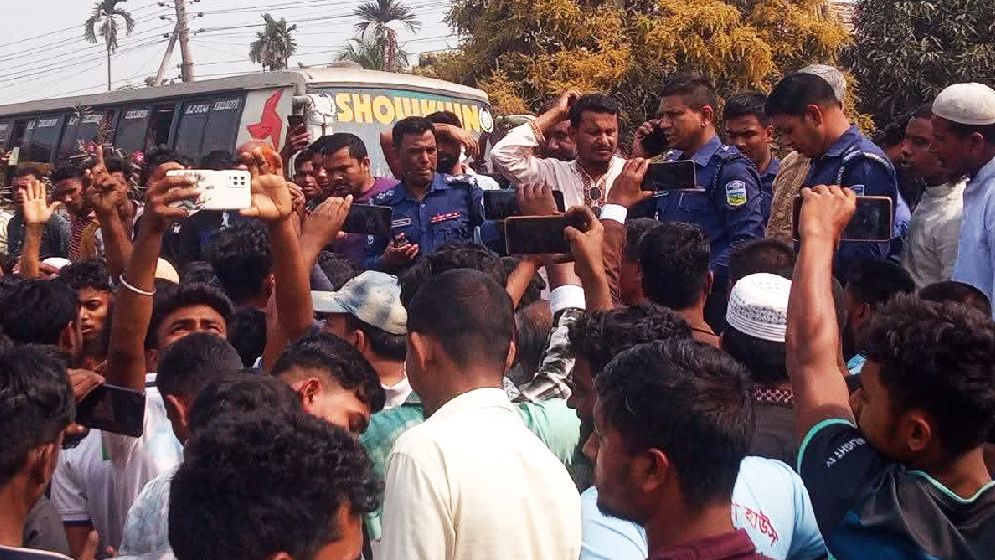 চাঁদা আদায়ের প্রতিবাদে মহাসড়ক অবরোধ