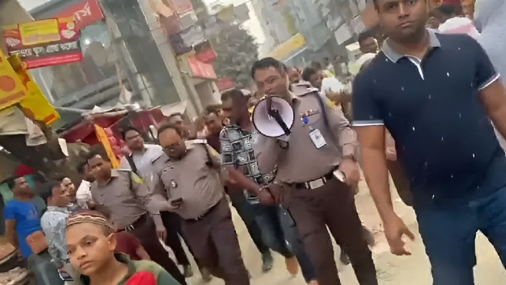 হাতকড়াসহ চাঁদাবাজ দেখিয়ে পুলিশের চাঁদাবিরোধী ক‍্যাম্পেইন