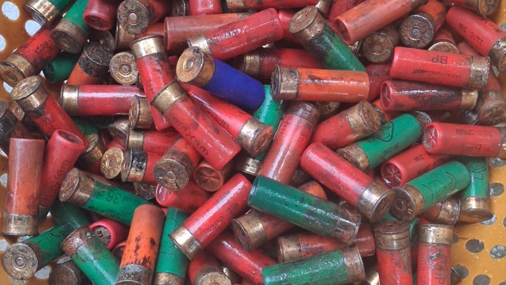 লুট হওয়া কার্তুজ মিললো থানার পুকুরে 